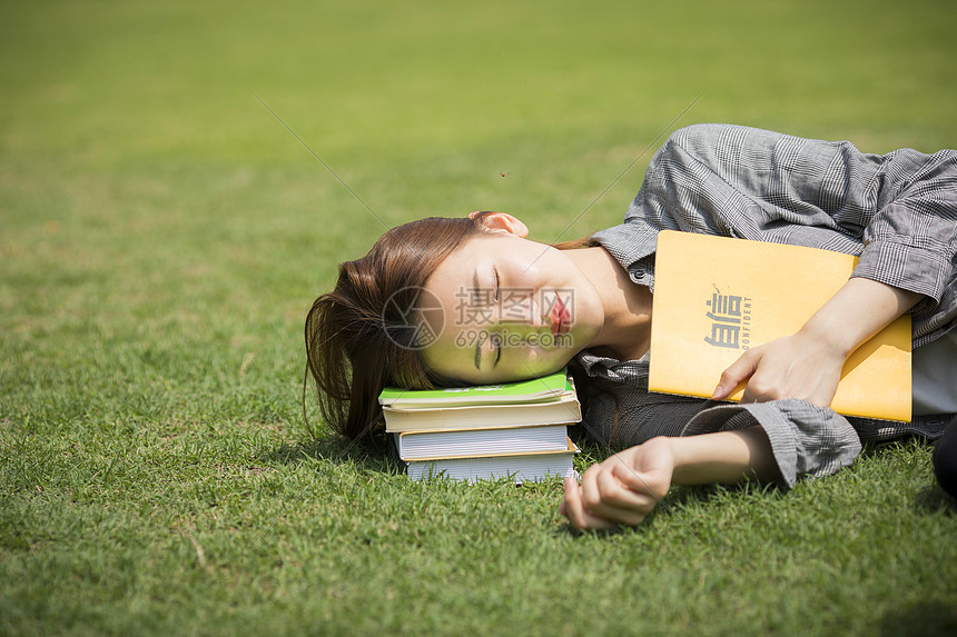 女学生在草坪睡着了图片