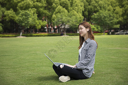 女学生在大学草坪上学习图片