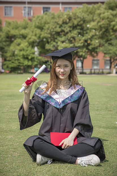 女学生大学毕业了图片