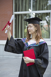 女学生大学毕业了图片