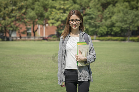 女学生在操场上走动图片