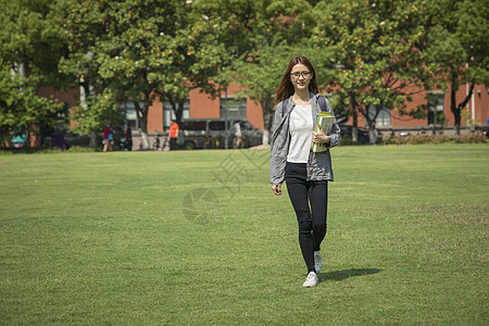 女学生在操场上走动图片