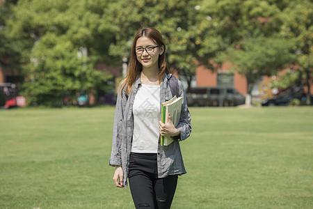 女学生在操场上走动图片