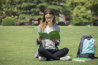 女学生在操场上看书图片