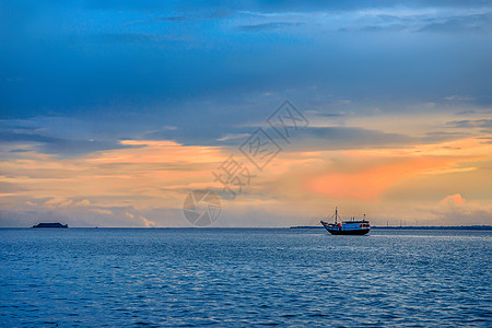 清晨天空夕阳大海与渔船背景