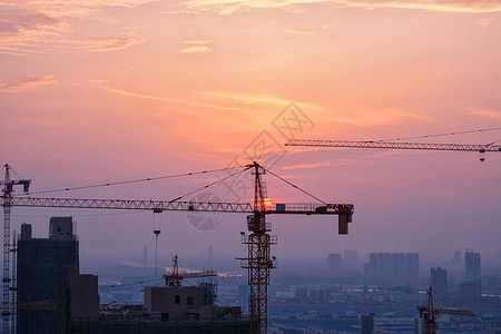 夕阳里建设中的城市图片