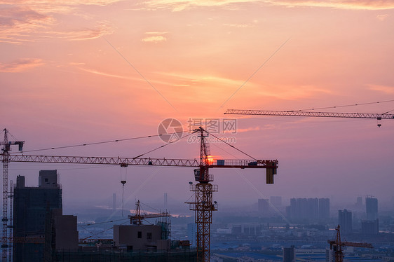 夕阳里建设中的城市图片