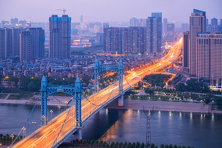 城市车水马龙的桥梁和道路图片