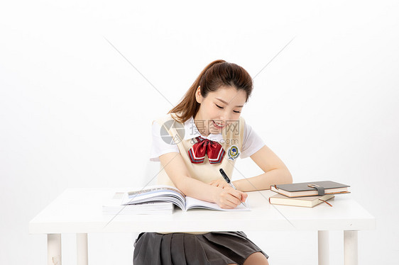 正在写作业的女高中生