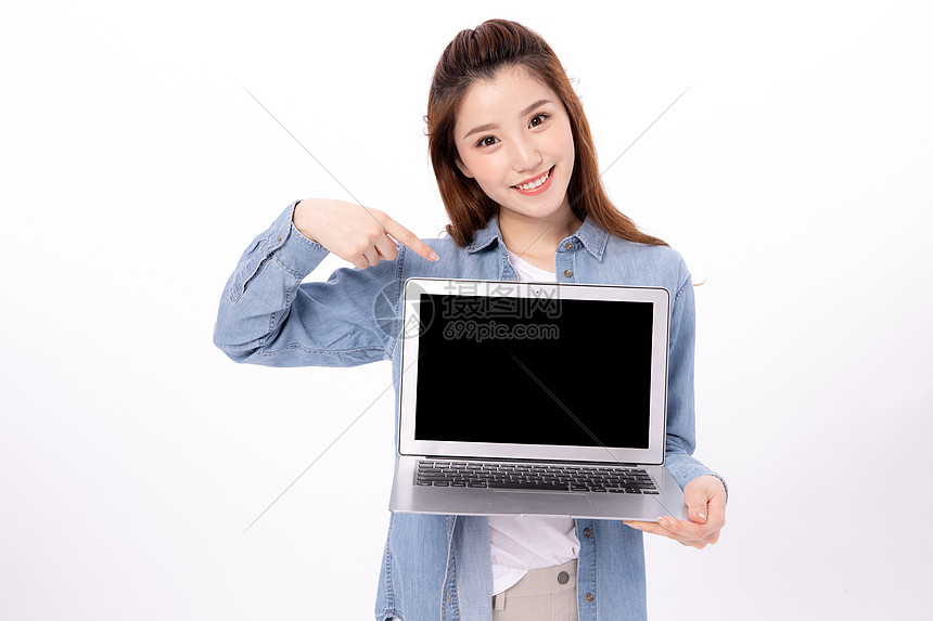 展示电脑的女大学生图片