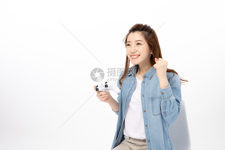 正在玩游戏的女大学生图片