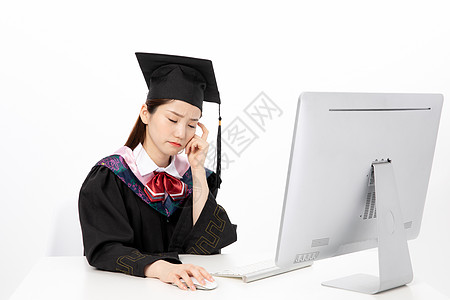 电脑前迷茫的毕业生图片