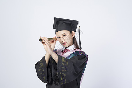 拿着望远镜的毕业女学生图片