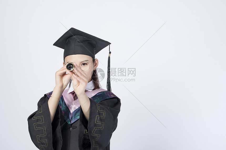 拿着望远镜的毕业女学生图片