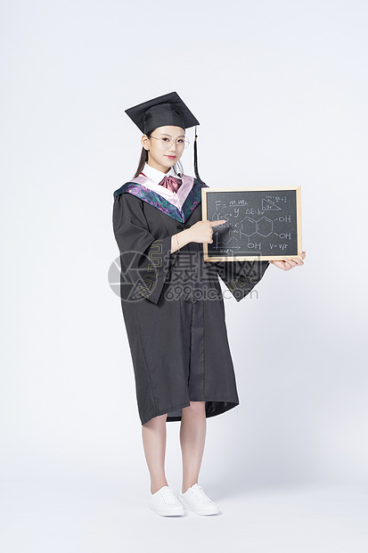 拿着黑板的毕业女学生图片