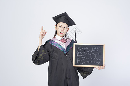 拿着黑板的毕业女学生背景