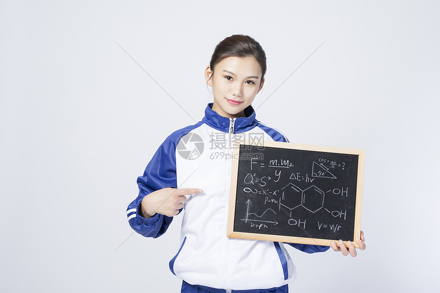 拿着黑板的女学生图片