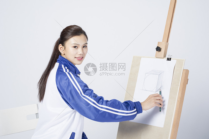 画画的女学生图片