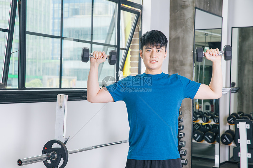 健身房运动男性哑铃健身图片