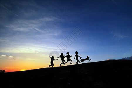 夕阳下小孩剪影高清图片