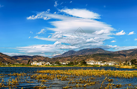 名建筑素材蓝天白云下的洱海洱源村风光背景