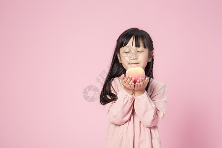 吃桃子拿着桃子的小女孩背景