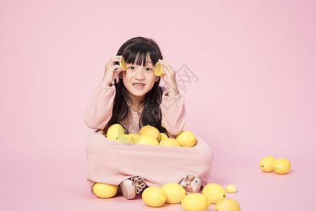 油画色彩玩柠檬的小女孩背景