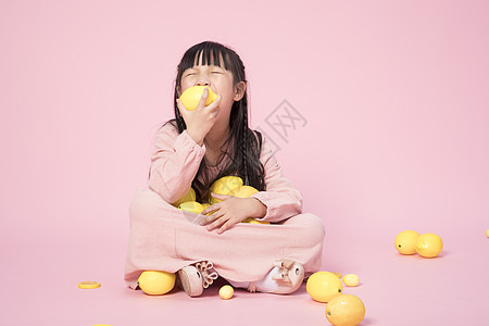 玩柠檬小女孩玩柠檬的小女孩背景