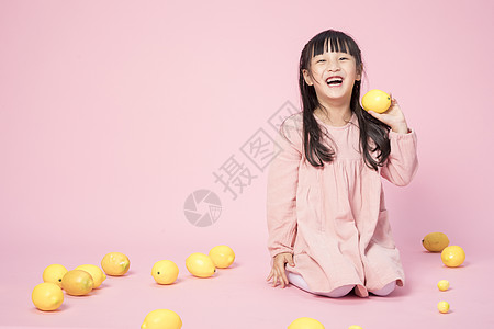 玩柠檬的小女孩高清图片