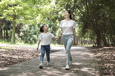 开心笑小怪兽母子户外散步背景