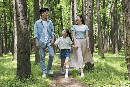 一家人在树林中散步背景