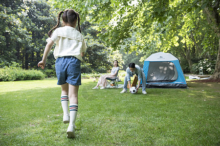 家庭亲子户外露营踢足球背景图片