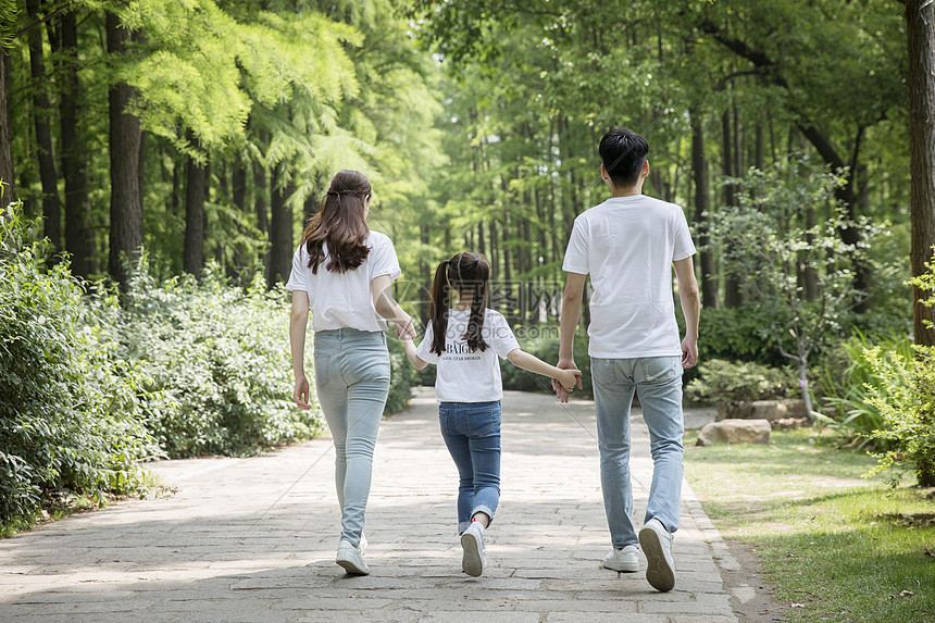 一家人在森林公园郊游