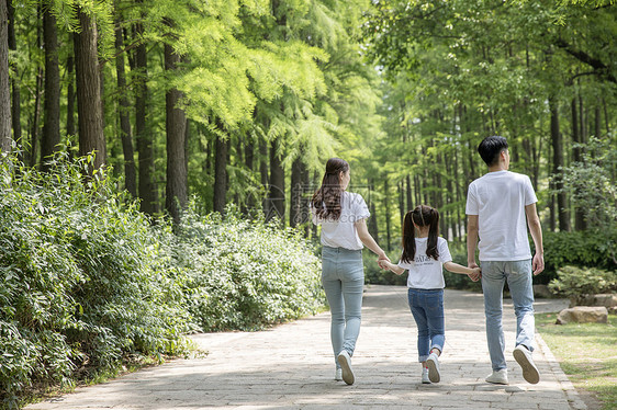 一家人在森林公园郊游图片