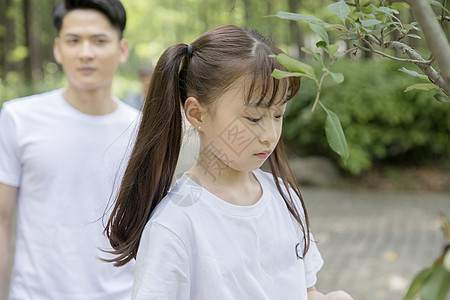 爸爸和女儿在公园游玩背景图片