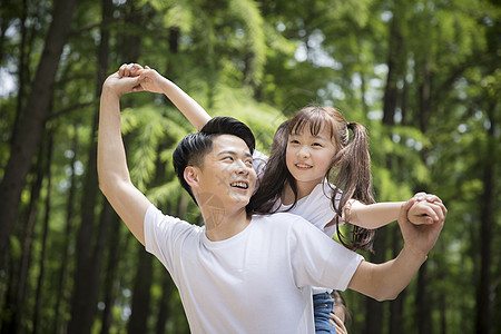 一家人野营爸爸和女儿在公园游玩背景