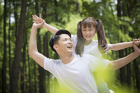 爸爸和女儿在公园游玩背景图片