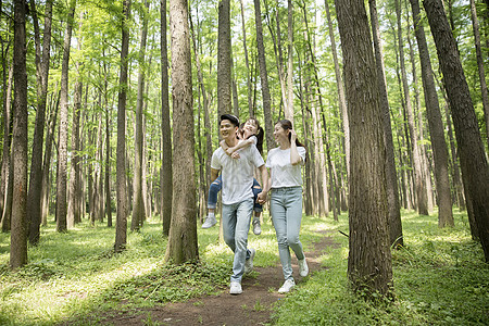 一家人野营一家人在郊游背景