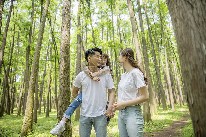 一家人在郊游图片