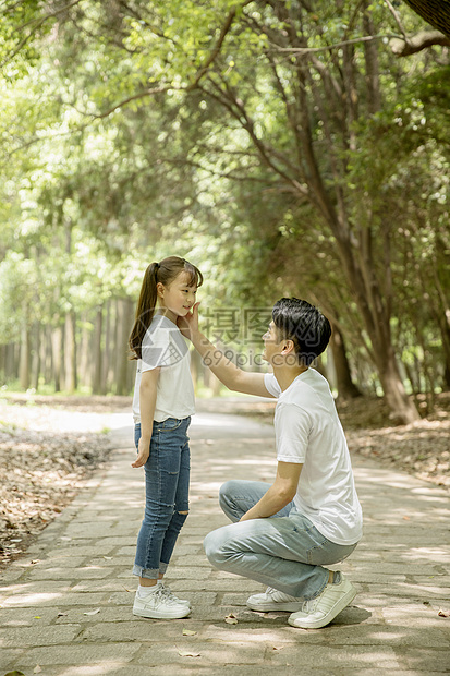 爸爸和女儿在公园游玩图片