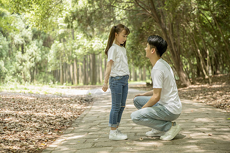 爸爸和女儿在公园游玩背景图片