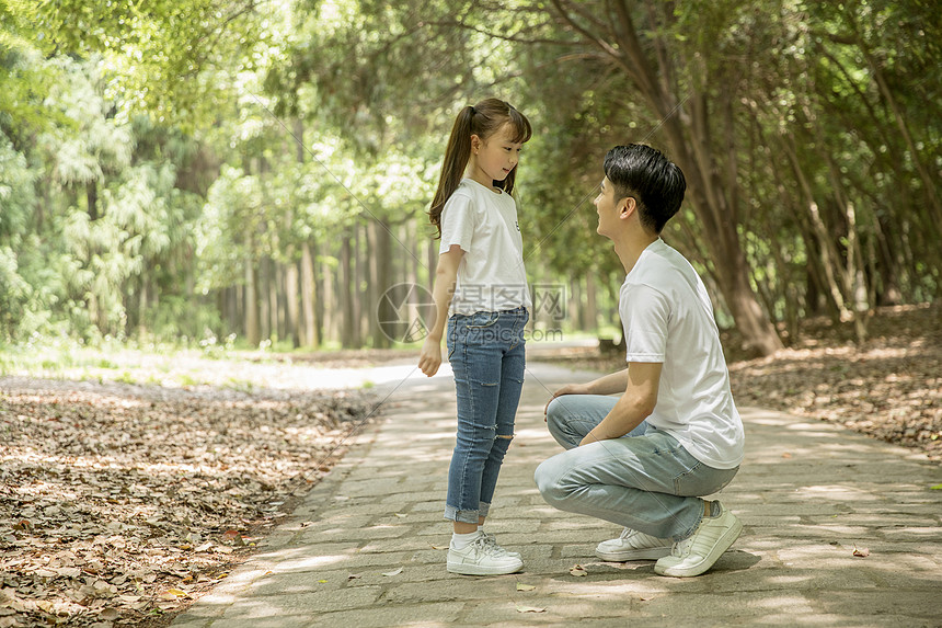 爸爸和女儿在公园游玩图片