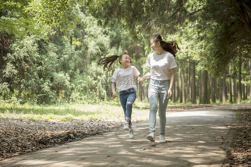 妈妈和女儿在公园里游玩图片