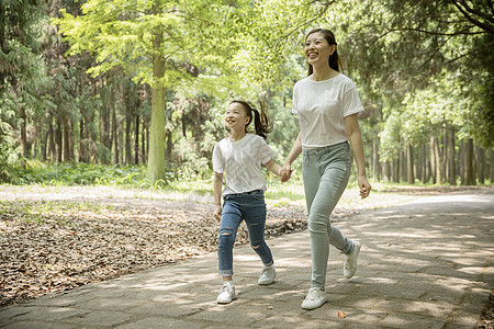 一家人野营妈妈和女儿在公园里游玩背景