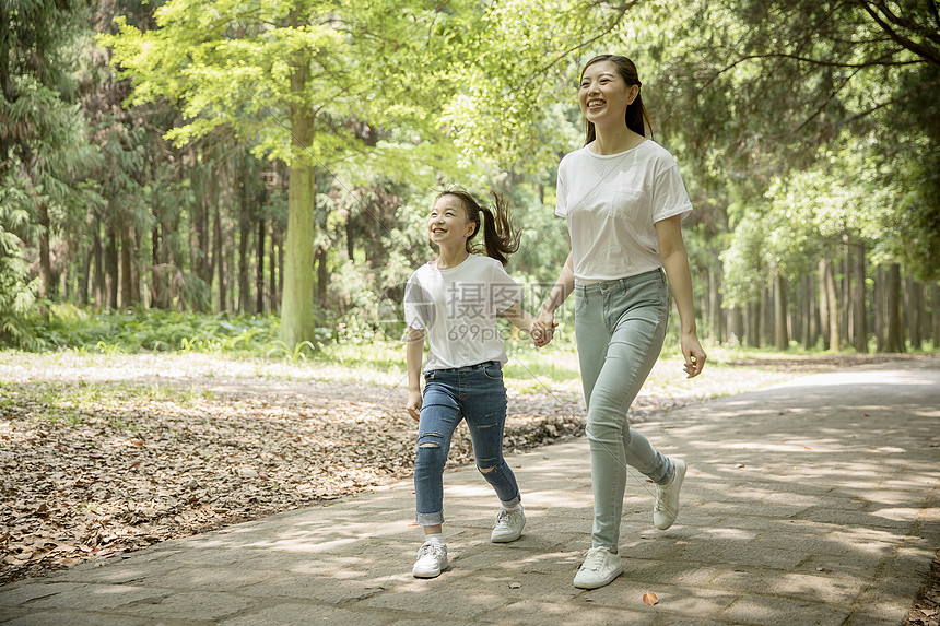 妈妈和女儿在公园里游玩图片