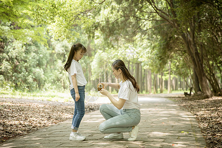 郊游妈妈和女儿在公园里游玩背景