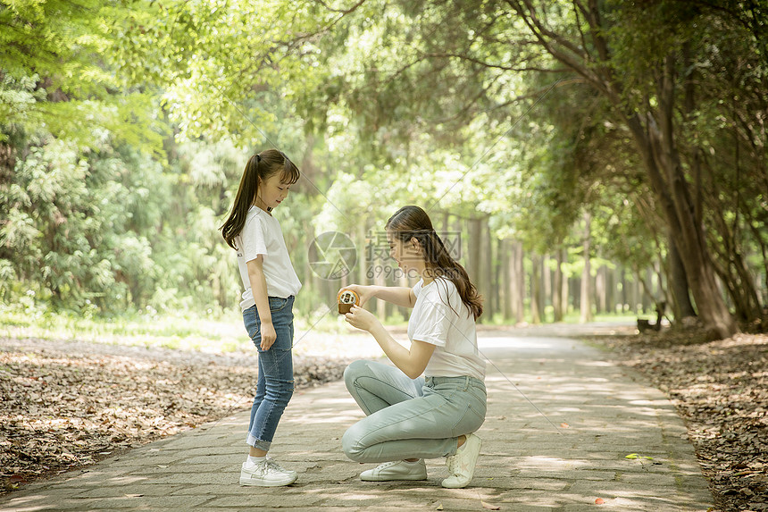 妈妈和女儿在公园里游玩图片