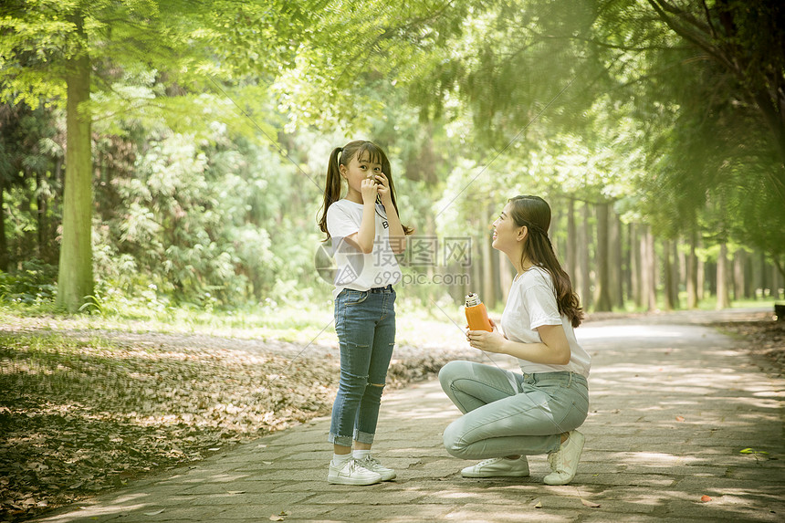 妈妈和女儿在公园里游玩图片