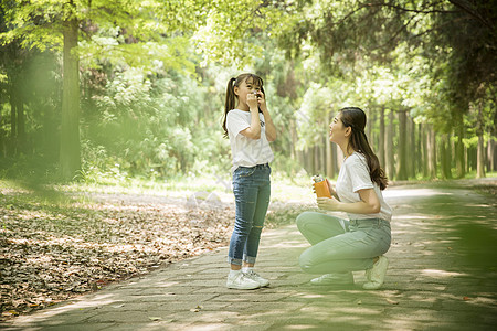 一家人野营妈妈和女儿在公园里游玩背景