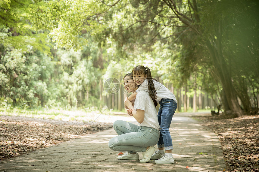 妈妈和女儿在公园里游玩图片